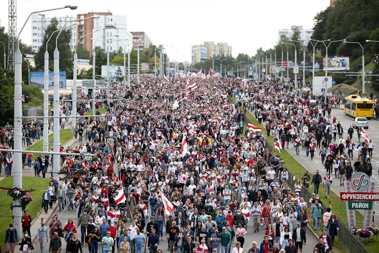 Demonstranti marširaju ka Lukašenkovoj rezidenciji