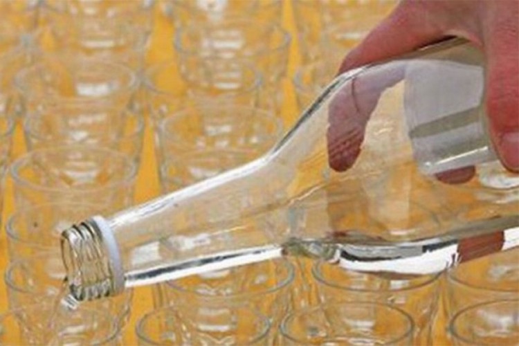 Napadnut staklenom flašom pa završio u tuzlanskoj bolnici
