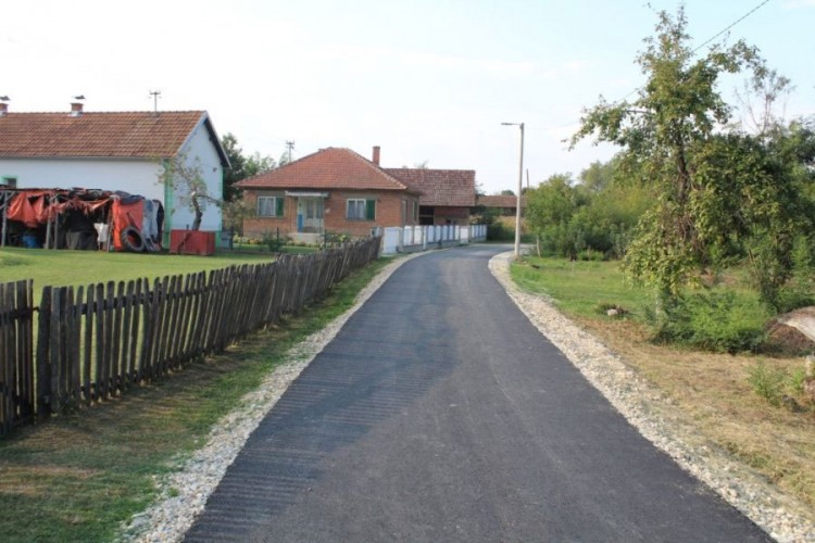 Asfaltiran put u zaseoku Klis u Batkoviću kod Bijeljine