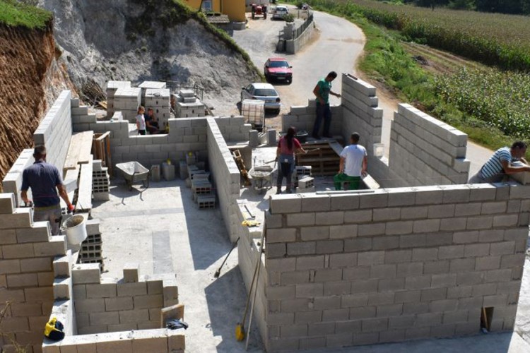 Složne komšije grade kuću za siromašnu porodicu