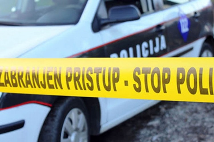 Mladić mercedesom sletio s puta pa poginuo