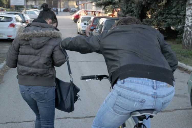 Mladić ukrao torbu sa novcem i dokumentima