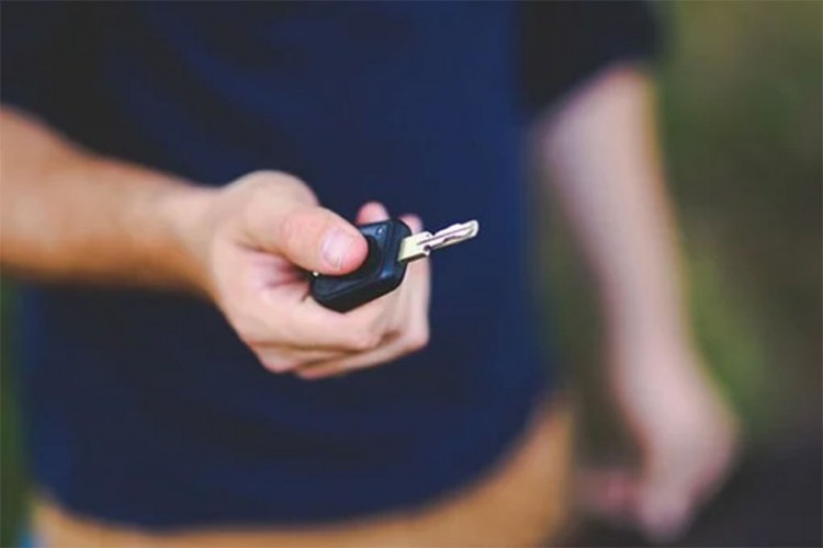 Pogrešno parkirao pa mu oduzeli neregistrovani auto