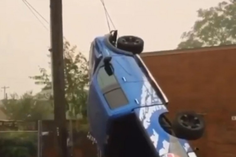Automobil se "popeo" uz banderu i ostao da visi