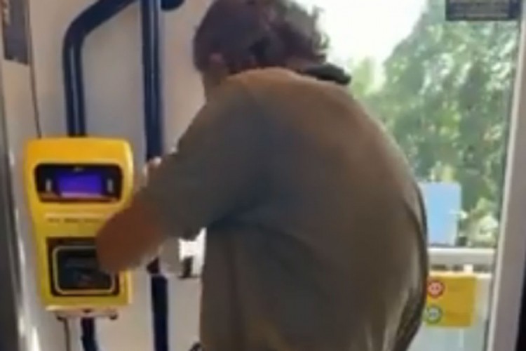 Ušao u autobus i počeo da pere noge sredstvom za dezinfekciju