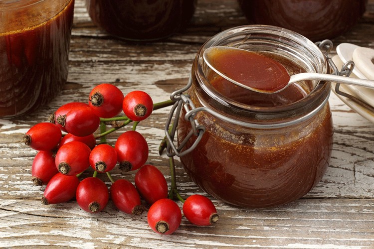 Zasladite zimu vrhunskom delicijom - napravite marmeladu od šipka
