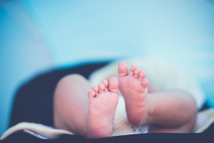 Bebe surogat majki zbog korone mjesecima u Rusiji, neke su i nestale