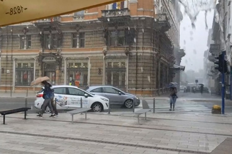 Jako nevrijeme u Rijeci, grom srušio dimnjak
