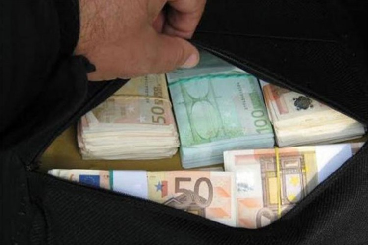 Đaci pronašli torbu s novcem i vratili je vlasnici