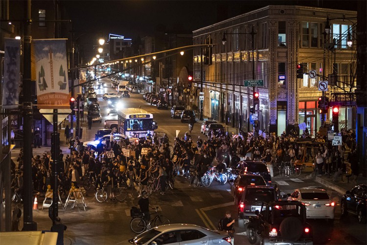 Dva policajca ranjena tokom protesta u Luisvilu