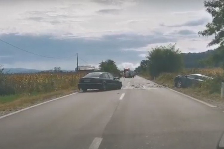 Sudar dva automobila i kombija na putu Doboj-Modriča