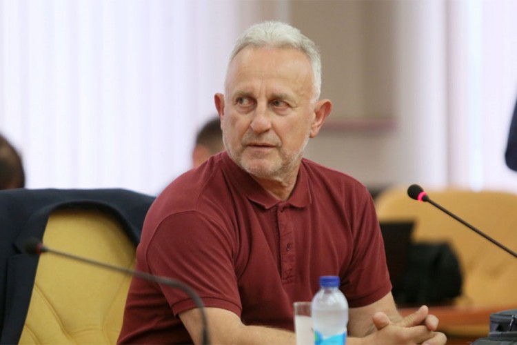 Lepir ide u penziju, otvara advokatsku kancelariju
