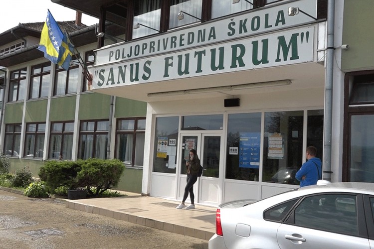 Profesori i učenici sanske poljoprivredne škole sabiraju bogati rod
