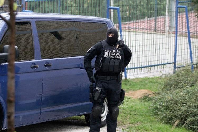 SIPA pretresa na pet lokacija, troje uhapšeno, odzeti oružje i novac