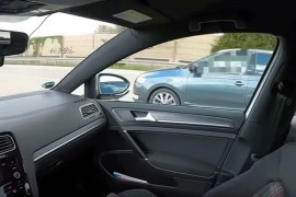 Bliski kontakt Golfa i Škode na auto-putu pri 240 na sat