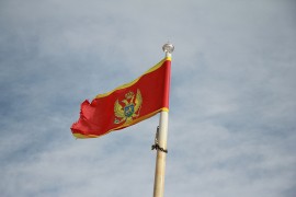 Oskrnavljena zastava Crne Gore na brdu kod Bijelog polja