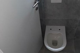 Fotografija iz WC-a nasmijala region