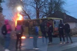 Zapalio se minibus koji prevozi učenike