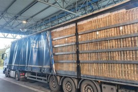 Prijavio podove za gajbe, a u krovu kamiona švercovao milion cigareta