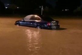 Snimci poplavljenog Bara, automobili zarobljeni u vodi