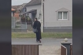 Sveštenik u korak s vremenom: Na romobilu u službu