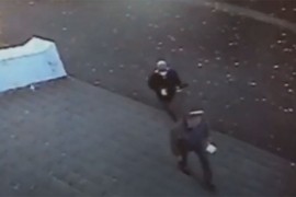 Nastavnika napao palicom ispred škole, objavljen snimak