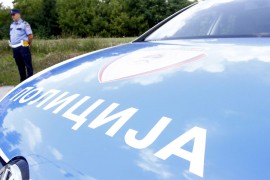 Sletio sa puta pa oteo vozilo osobi koja mu je pomogla