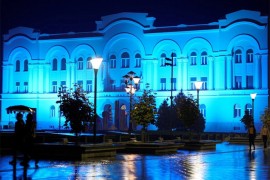I Banski dvor u Banjaluci i Stari most u Mostaru osvijetljeni plavom ...