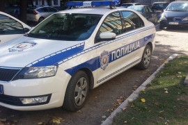 Učenik izbo dječaka u školskom dvorištu
