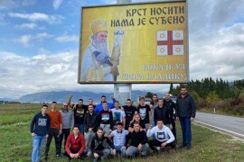Mladi obnovili oskrnavljeni bilbord sa likom mitropolita Amfilohija