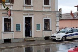 Ranjen muškarac u kafani u Otočcu