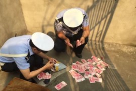 Bacao prolaznicima novac sa nebodera i izazvao saobraćajni kolaps
