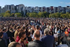 Hiljade ljudi na dočeku zemnih ostataka mitropolita Amfilohija