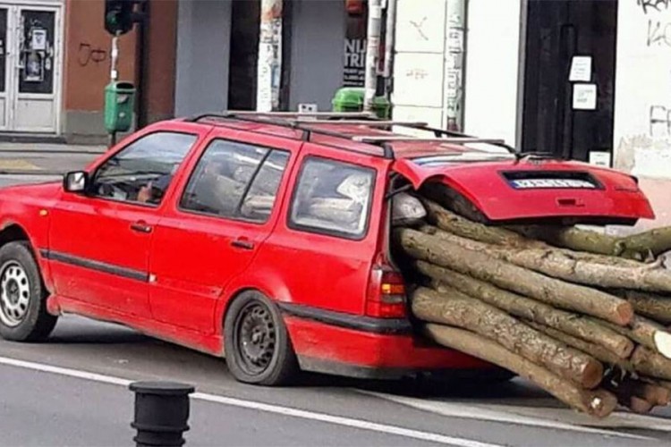 Fotografija automobila punog trupaca nasmijala region