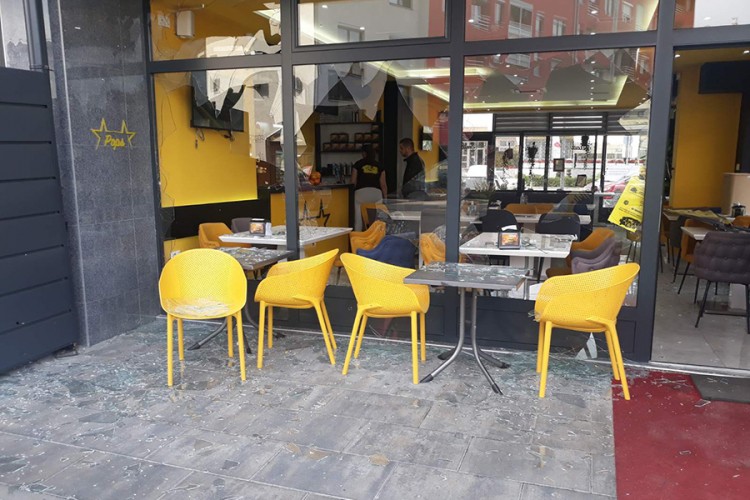 Kamenom razbili staklo na kafiću i ubacili eksplozivnu napravu