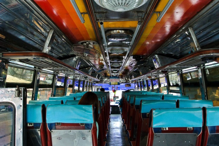 Vozač školskog autobusa imao odnos s učenicom i slao joj fotografije?