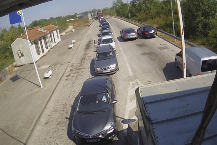 Duga zadržavanja u Gradini, Velikoj Kladuši i Izačiću