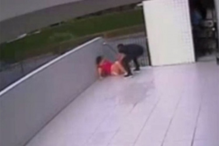 Fudbaler porodio ženu ispred zgrade