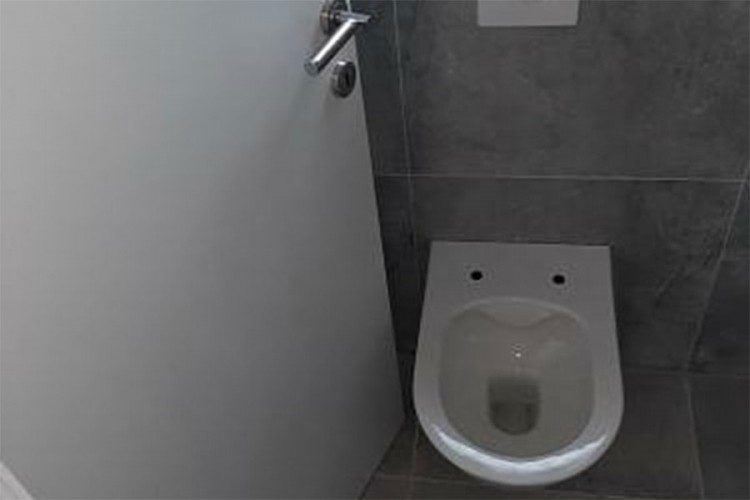 Fotografija iz WC-a nasmijala region