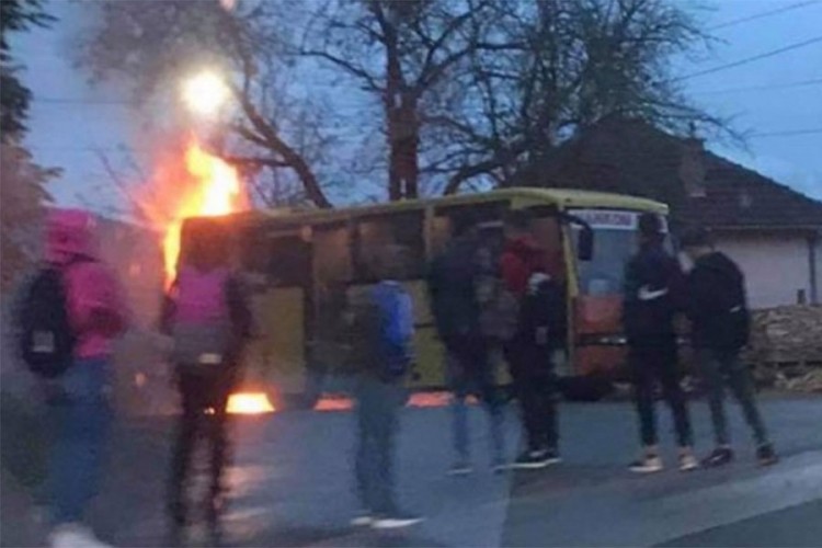 Zapalio se minibus koji prevozi učenike