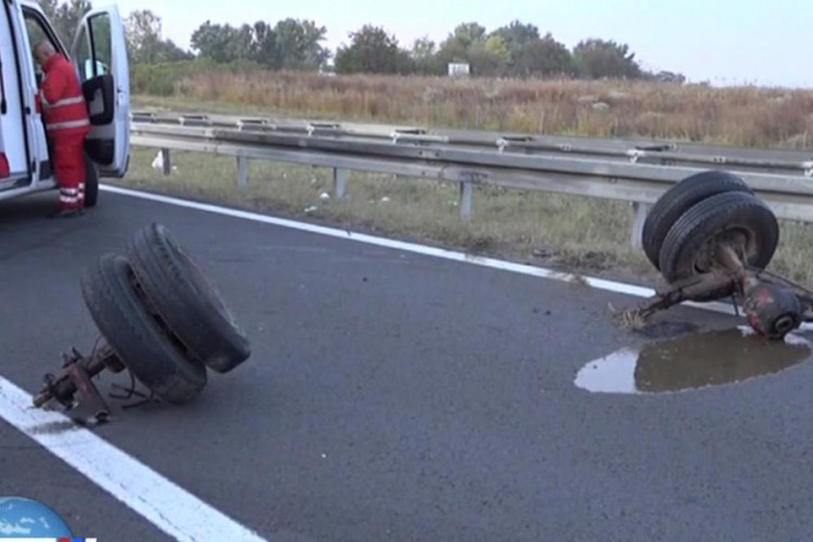Stravičan sudar kombija i kamiona, jedna osoba poginula