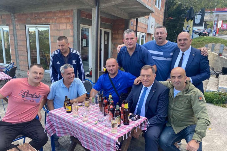Mještani zaustavili Dodikov auto, on prihvatio poziv na kratki predah