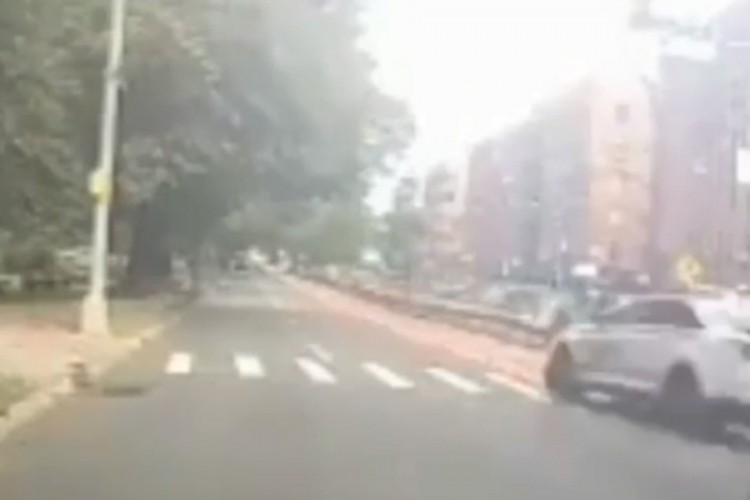 Policija u punoj brzini udarila ženu, prolaznik slučajno snimio udes