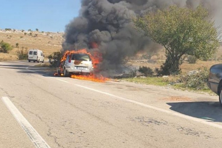 Zapalio se automobil kod Nevesinja