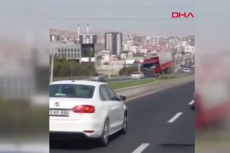 Kamionu otkazale kočnice tokom vožnje, vozač dva kilometra vozio unazad