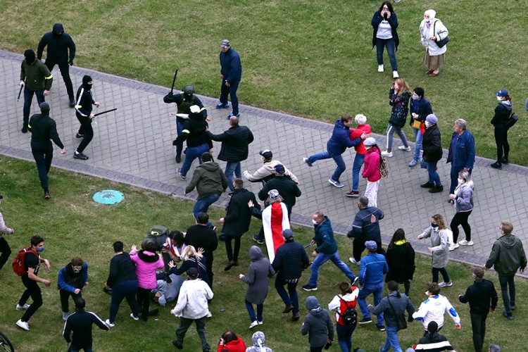 Demonstranti i policija se sukobili u centru Minska, uhapšena tri novinara