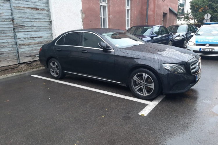 Oduzet mercedes, vozač ima zabranu i 60.812 KM neplaćenih kazni