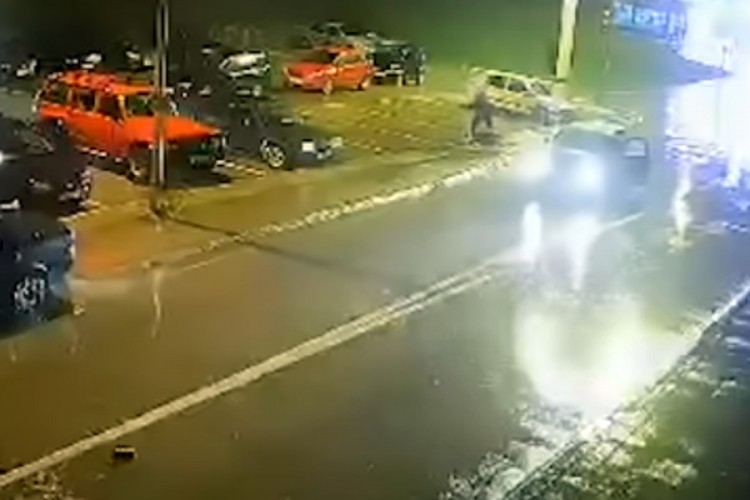 Objavljen snimak stravičnog udesa: Pokosio ženu ispred fabrike