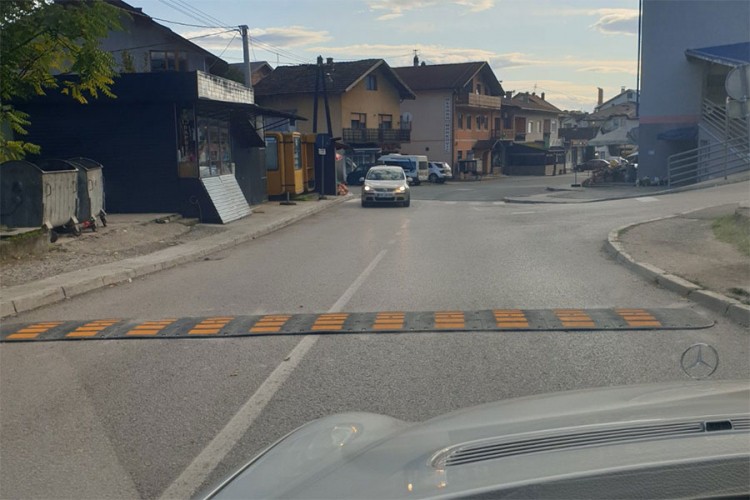 Postavljen ležeći policajac pored mjesta gdje je poginula djevojčica