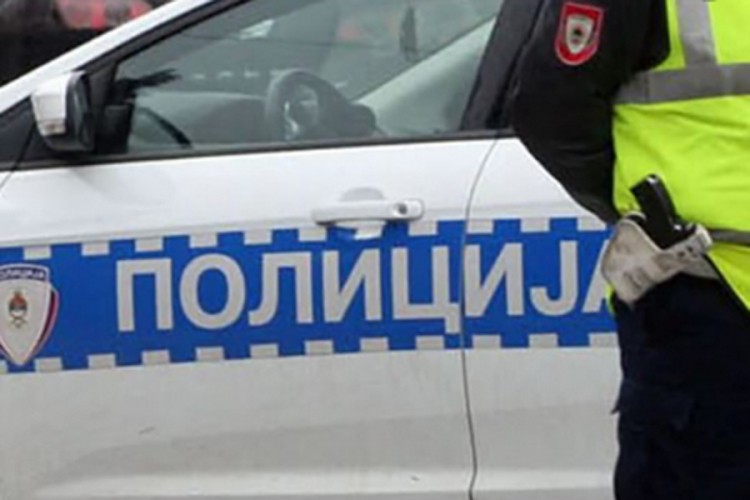Policija traga za osobom koja je ukrala auto i počinila saobraćajne nezgode